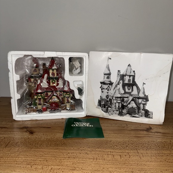 Dept 56 Route 1 North Pole Home Mr & Mrs Claus Christmas Village #56391 - Picture 1 of 9